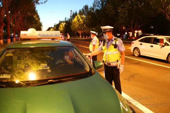 無用功!酒駕司機為躲避處罰“耍花招”,連吹15次測試儀 無用功!酒駕司機為躲避處罰“耍花招”,連吹15次測試儀