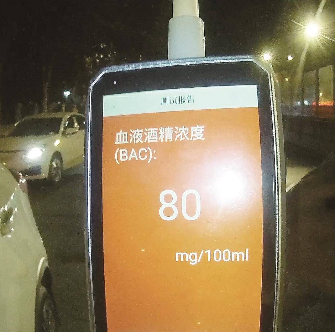 痛悔自己不該省百元代駕費(fèi) 男子醉駕被查后自扇耳光 痛悔自己不該省百元代駕費(fèi) 男子醉駕被查后自扇耳光