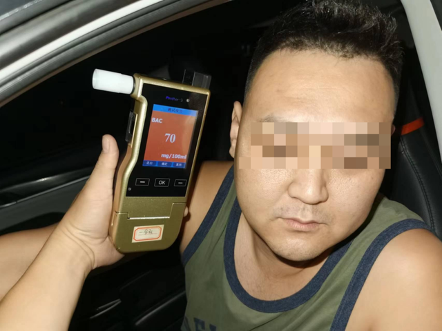 一男子喝酒看球狂歡后酒駕，三亞交警：禁駕5年！