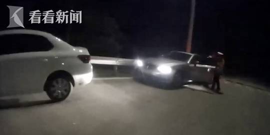 酒駕遇查 男子向交警“訴苦”:代駕嫌遠(yuǎn)送半路走了 酒駕遇查 男子向交警“訴苦”:代駕嫌遠(yuǎn)送半路走了