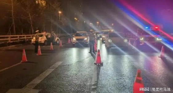 男子酒駕遇查“急中生智”躲進修車店…… 男子酒駕遇查“急中生智”躲進修車店……