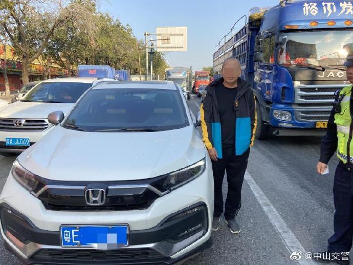 四川籍司機路口睡著了,廣東中山交警酒精檢測為醉駕