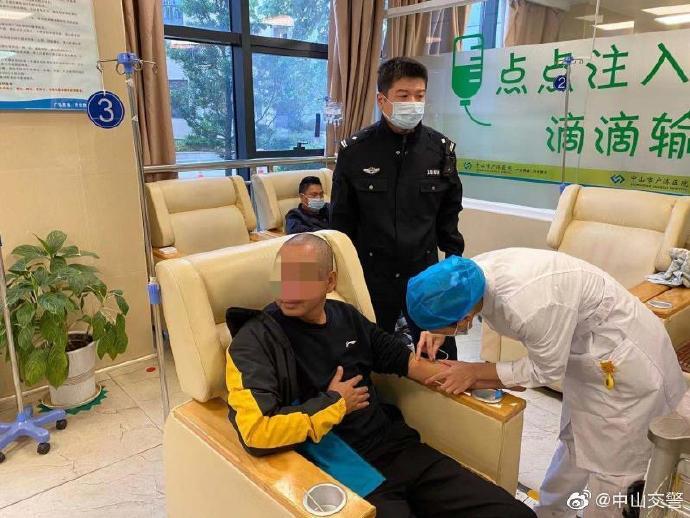 四川籍司機路口睡著了,廣東中山交警酒精檢測為醉駕