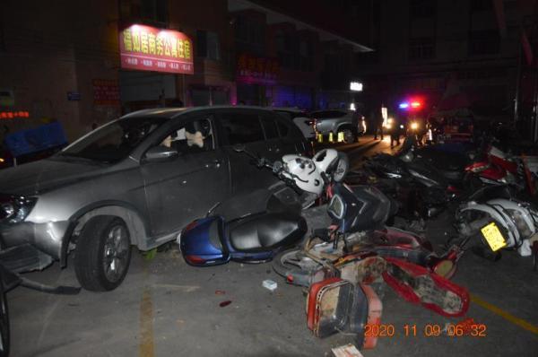 連撞15輛車!廣東中山一男子借車后醉駕,事發廣場一片狼藉