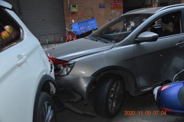 連撞15輛車!廣東中山一男子借車后醉駕,事發廣場一片狼藉