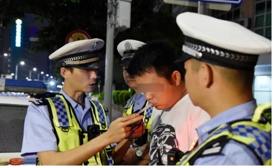 史上最短命的駕照！小伙喝酒慶祝考過駕照，隔天凌晨就因酒駕被抓