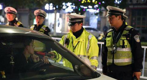 喝酒后多久可以開車,6瓶啤酒隔夜能開車么