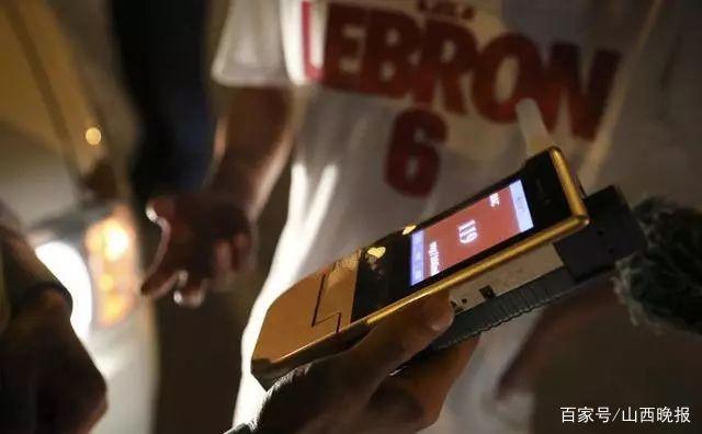 男子堅稱沒酒駕，一吹氣酒精值119！警察看到車里這東西，放行了